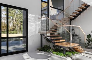 02-atlanta-modern-luxury-estate-floating-staircase-glass-railings.jpg