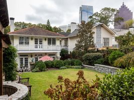 21-ansley-park-atlanta-backyard-with-midtown-view.jpg