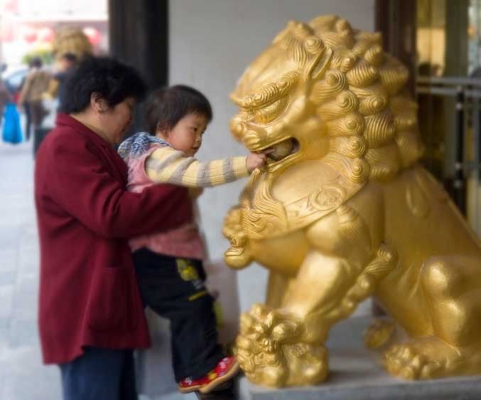 1China_Shanghai_lion_girl