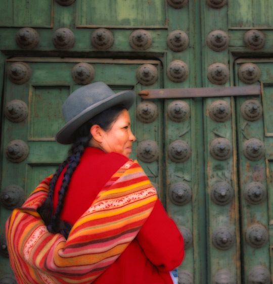 1peru_lady_cuzco_cathredral