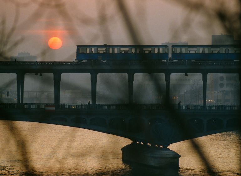 1France_Paris_sunset_metro