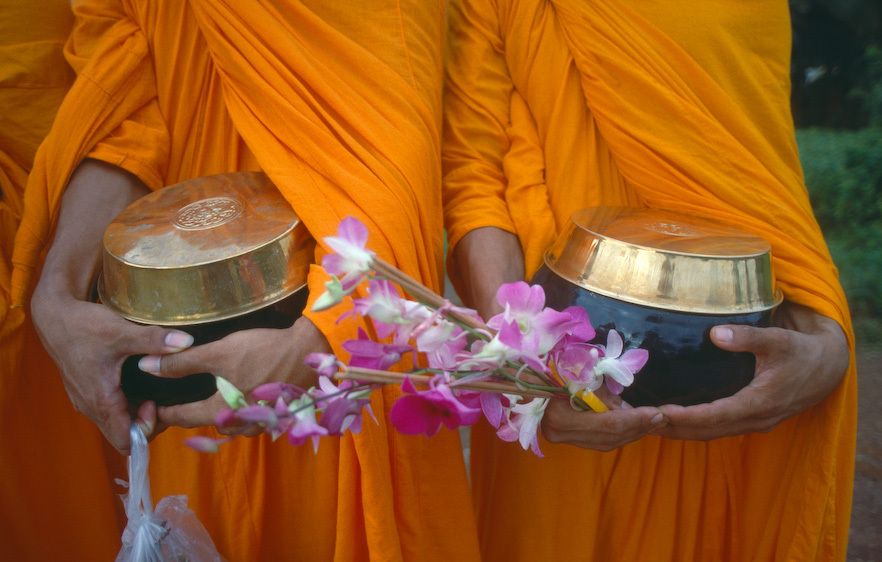 1Thailand_monks_with_begging_bowls