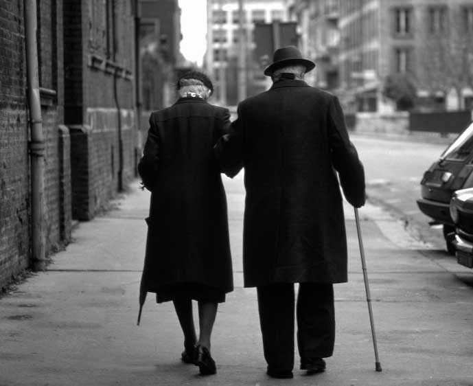 1France__old_firends_walking_