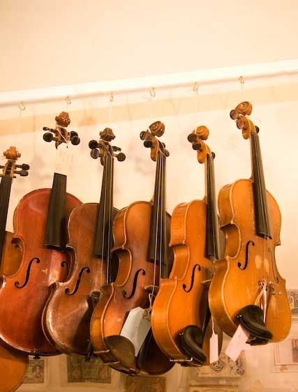 1England_London_Portobello_street_violins