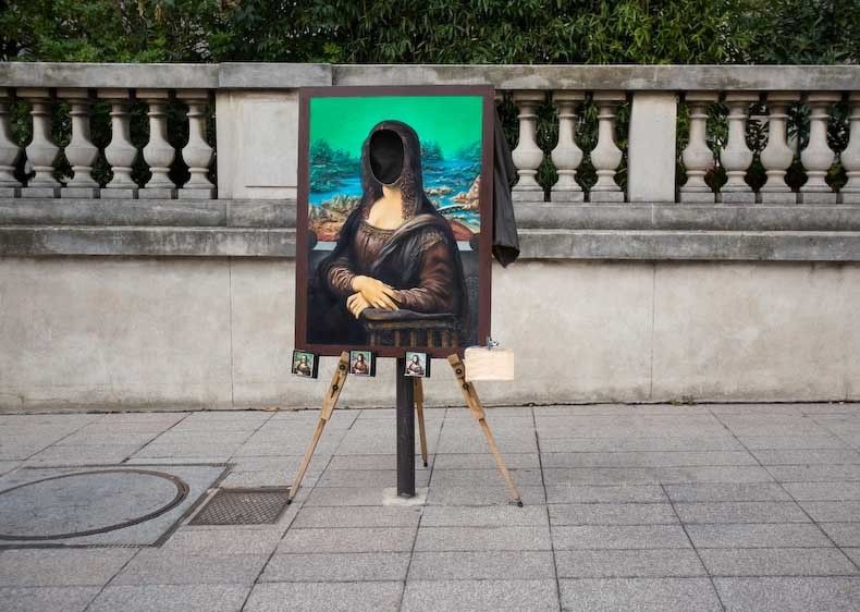 1France_Paris_Mona_Lisa_street