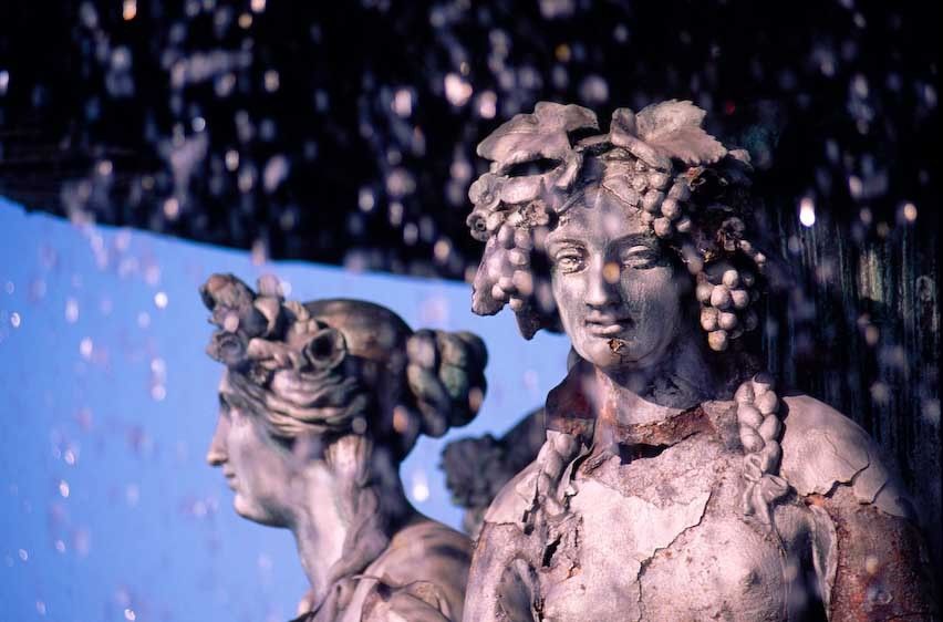 1france_Paris_ladies_13x19