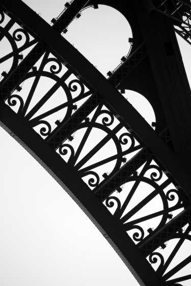 1france_eiffel_tower_detail_bw