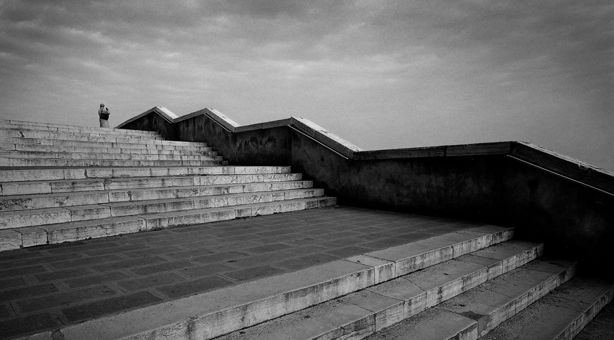 STAIRS_SINGLE_FIGURE_VENICE_01_CROP_B.jpg