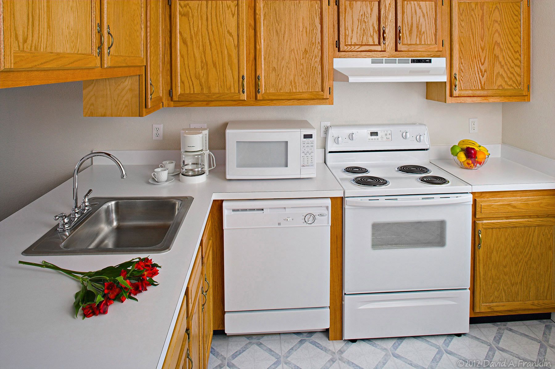 ApartmentComplex_Interior_Oakbrooke_Mid-sizeKitchen_LeasingBrochure