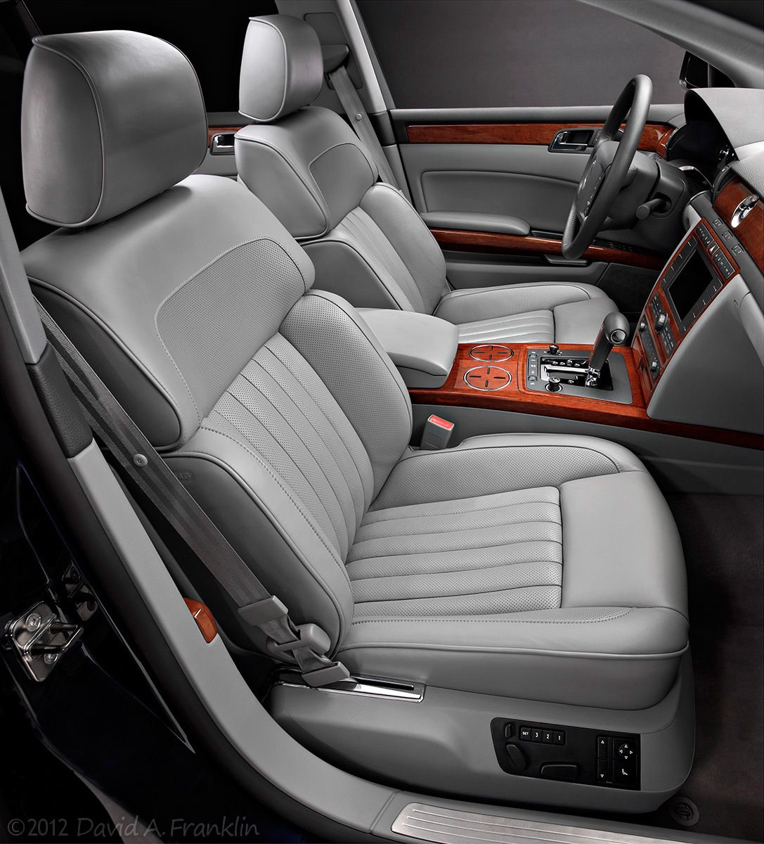 VWPhaeton_Interior_PassengerSide_Look-In_FrontSeats_Studio