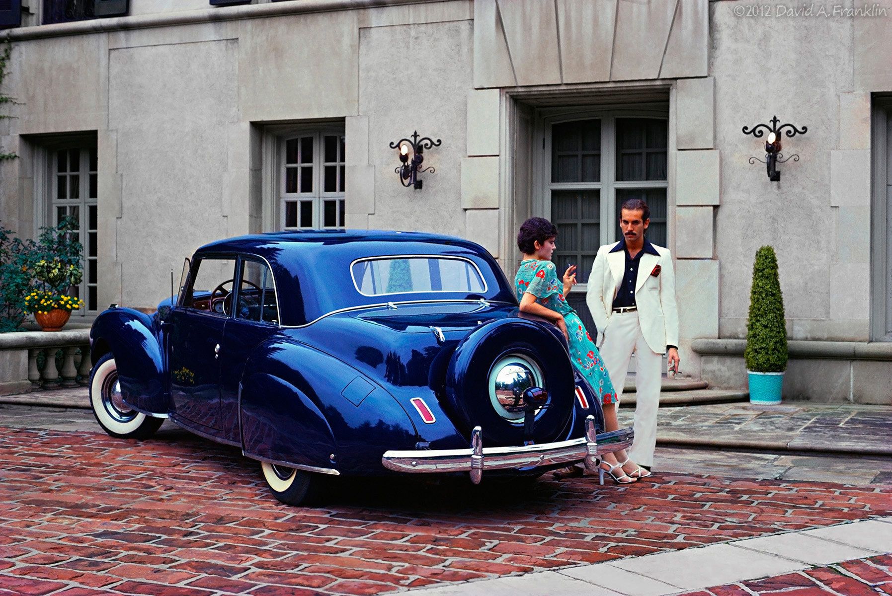 ModelsInPeriodClothings_MansionCourtyard_Blue1941LincolnContinental_Personal