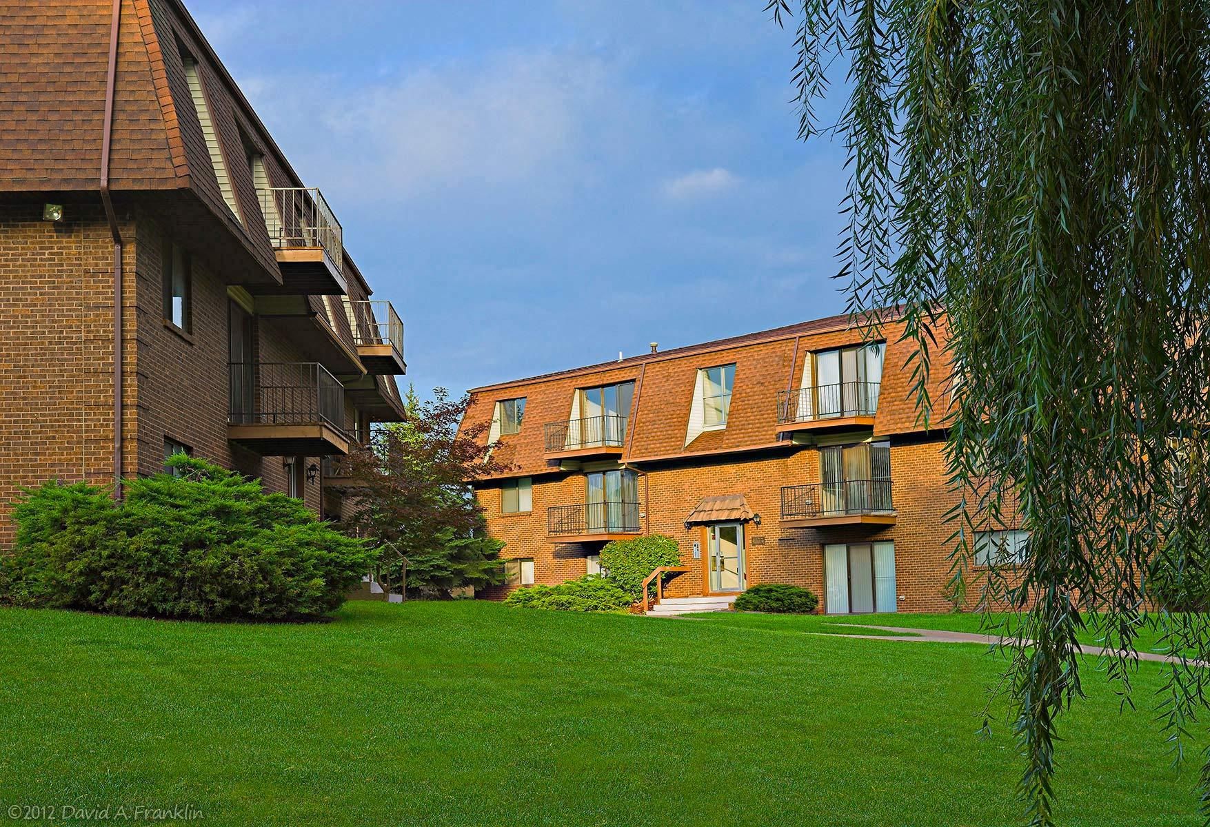 ApartmentComplex_Exterior_WalnutHills_AptUnits_LeasingBrochure