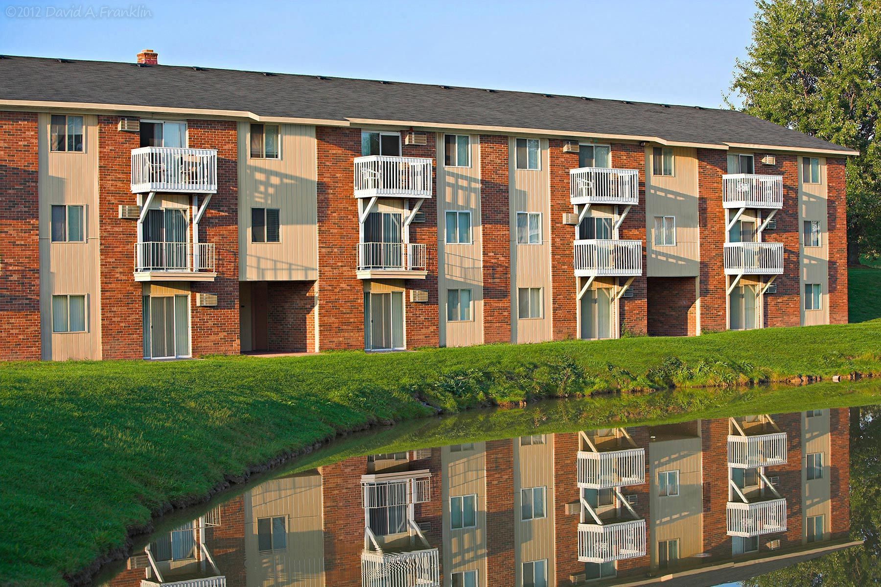 ApartmentComplex_Exterior_BretonCourt_AptUnits_RearView_LeasingBrochure