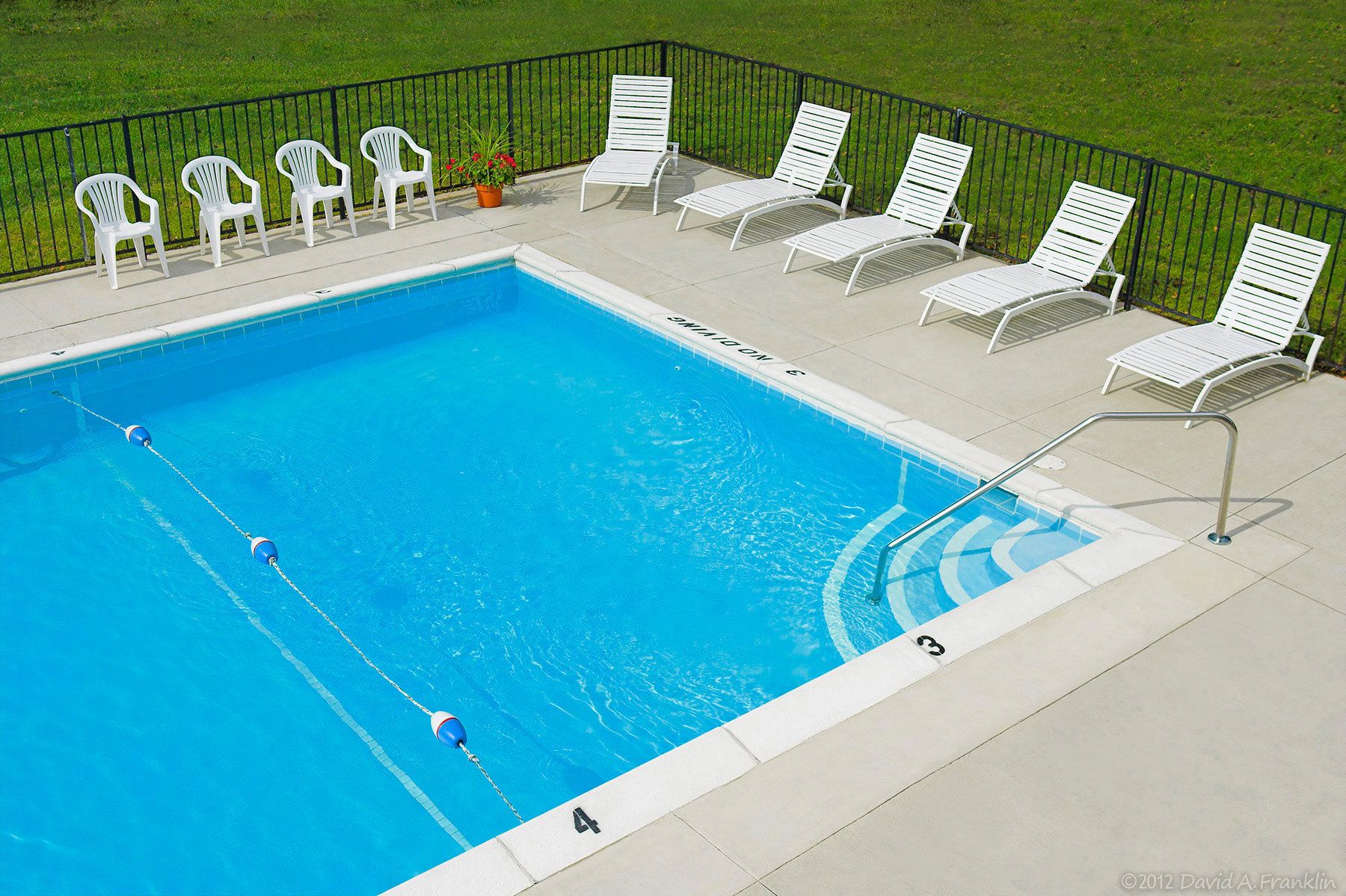 ApartmentComplex_Exterior_WalnutHills_Pool&Recliners&Chairs_LeasingBrochure