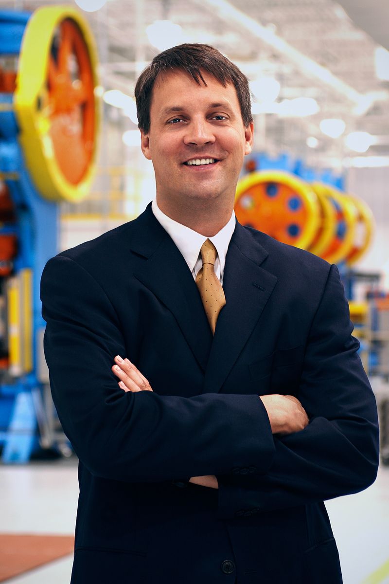 CEO_CurtisClawson_HayesLemmerz_OnFloorInProductiuonPlant_AnnualReport