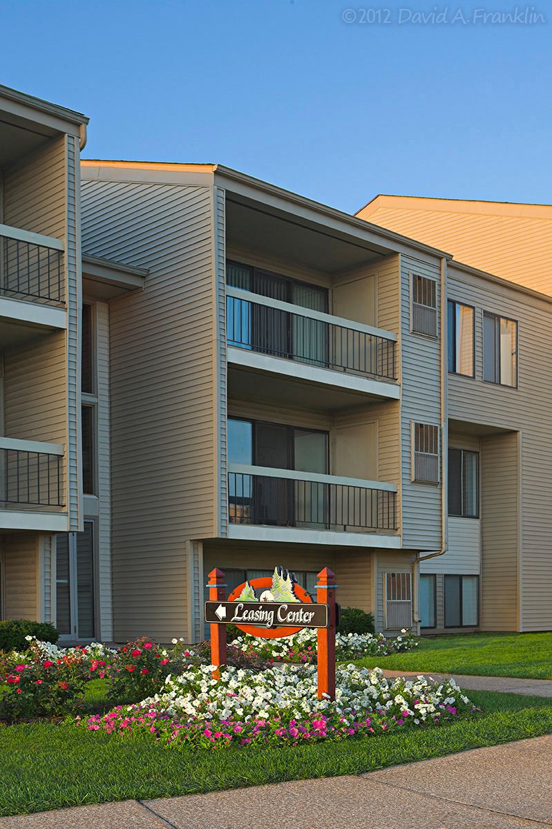 ApartmentComplex_Exterior_HuntersRidge_Office&AptUnits_Cover_LeasingBrochure