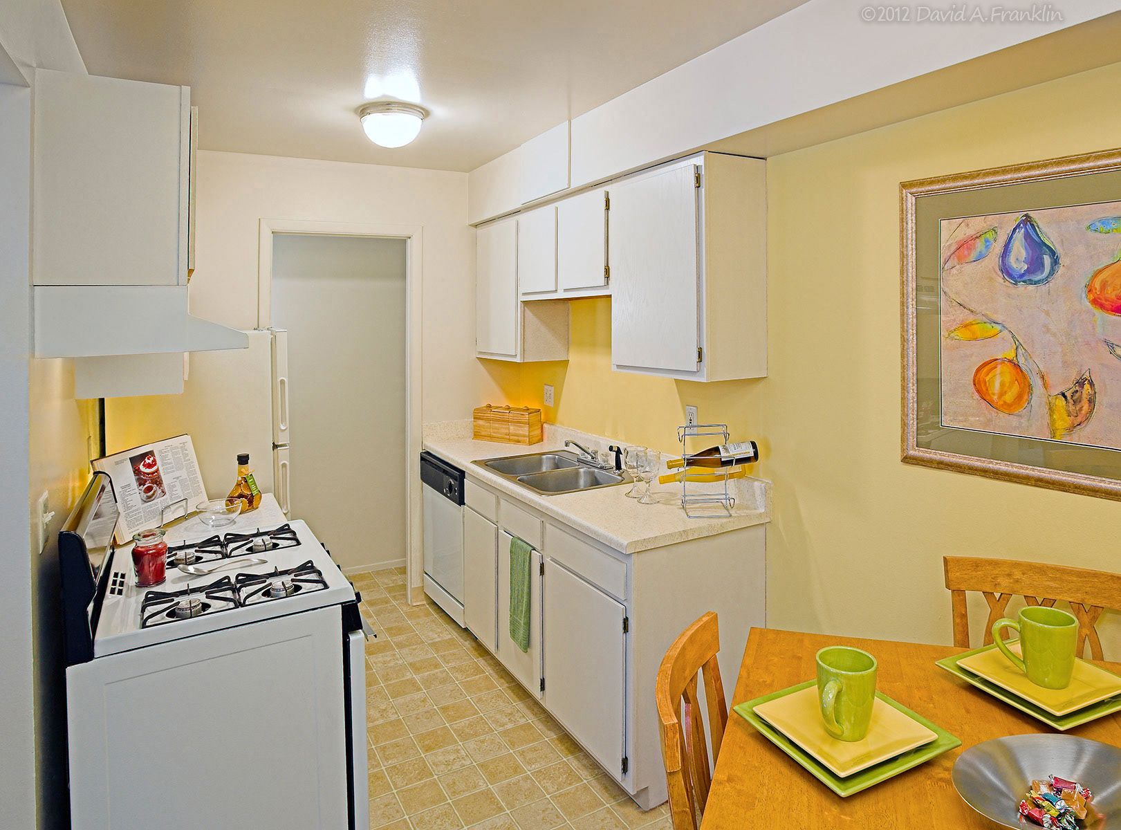 ApartmentComplex_Interior_BretonCourt_VerySmallKitchen&DiningArea_LeasingBrochure