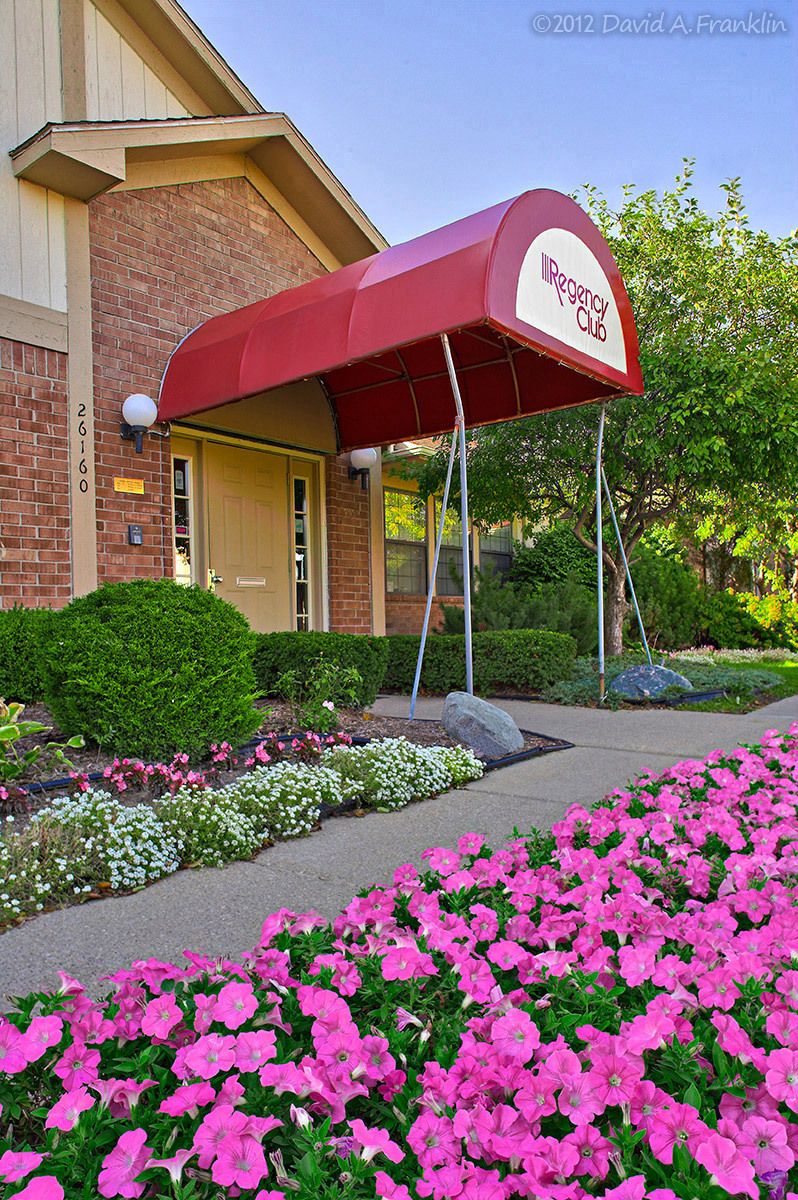 ApartmentComplex_Exterior_RegencyClub_LeasingCenter_LeasingBrochure