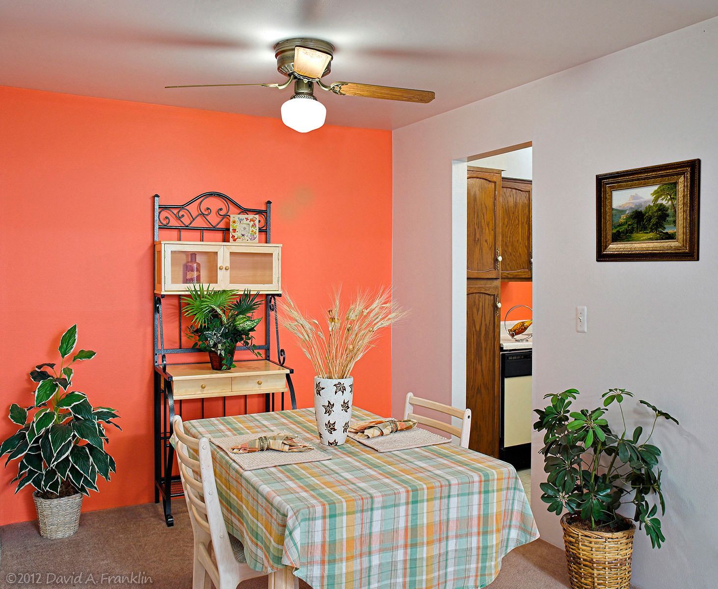 ApartmentComplex_Interior_WalnutHills_Mid-sizedDiningAreaOffKitchen_LeasingBrochure