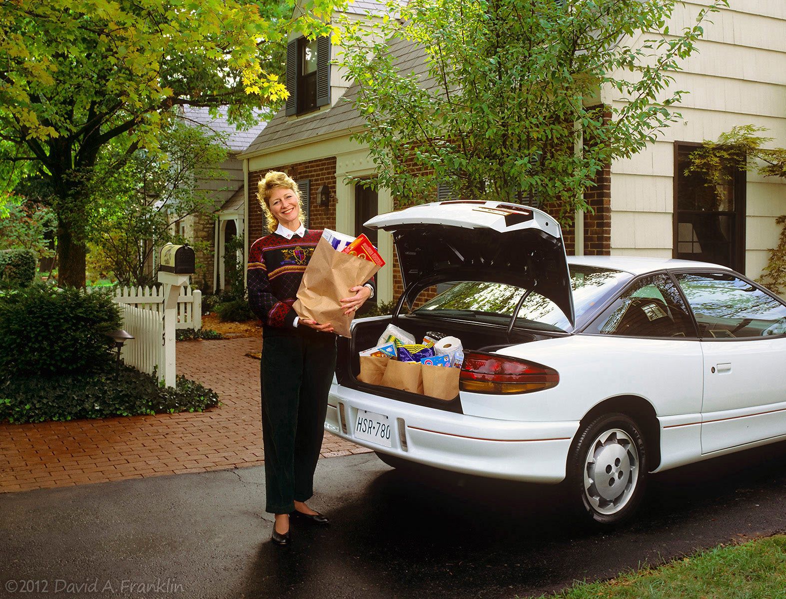 RealCustomer_Ohio_UnloadingGroceriesInDriveway_ForSaturnLeasingCampaign_Advertising