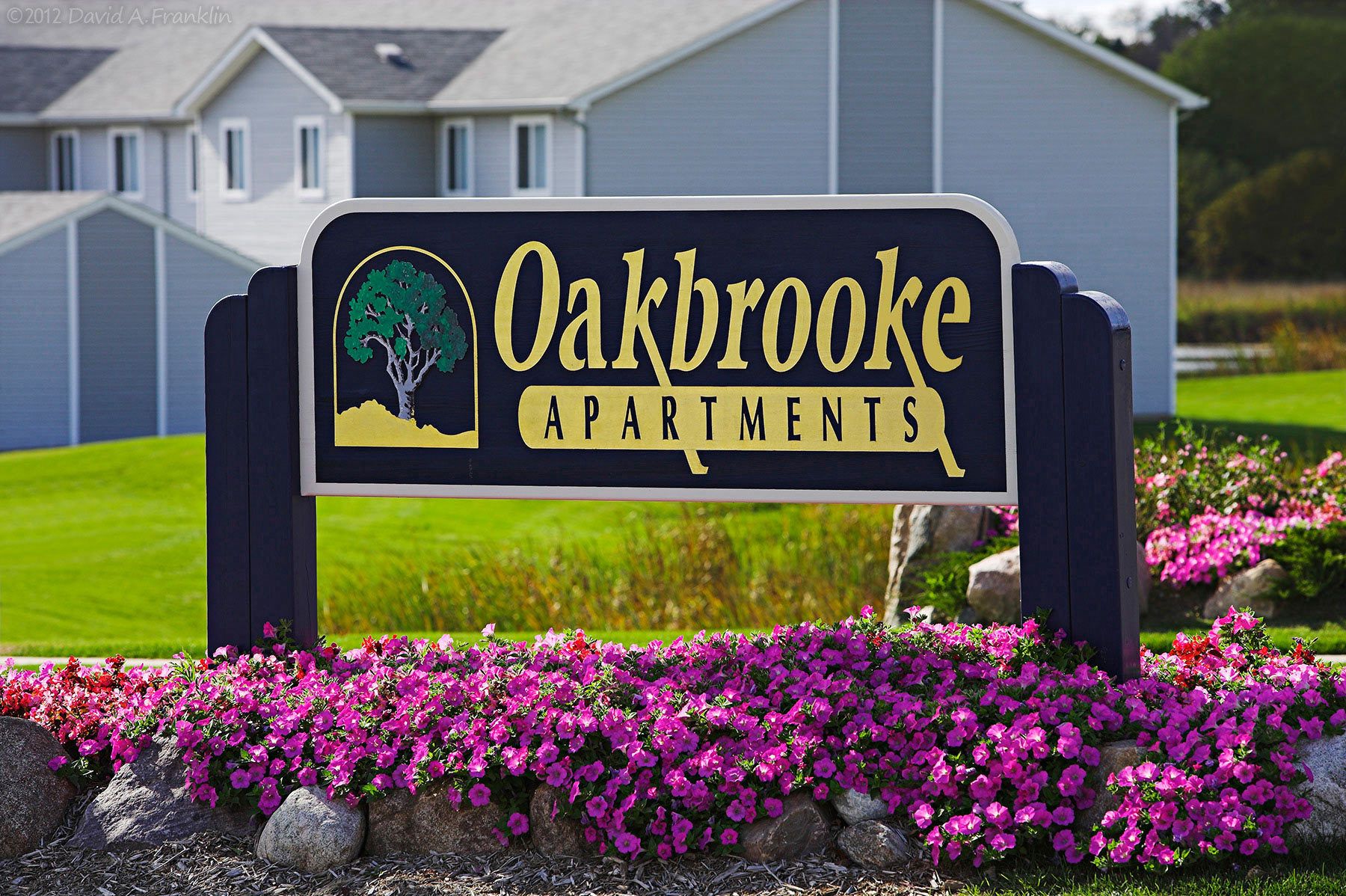 ApartmentComplex_Exterior_Oakbrook_WelcomeSign_LeasingBrochure