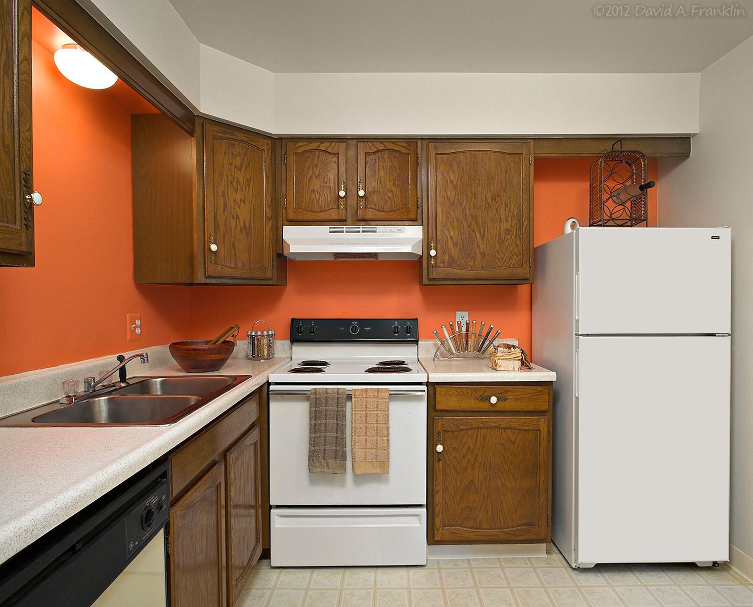 ApartmentComplex_Interior_WalnutHills_Mid-sizelKitchen_LeasingBrochure