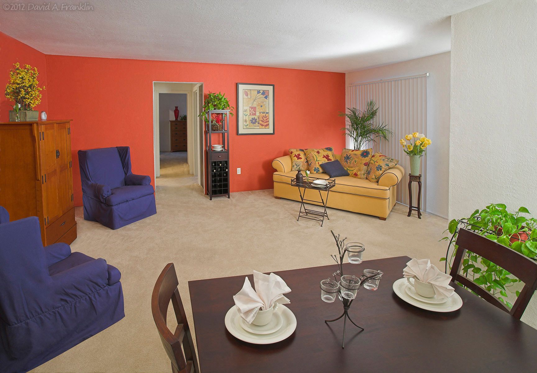 ApartmentComplex_Interior_BretonEast_Living&DiningRoomArea_LeasingBrochure