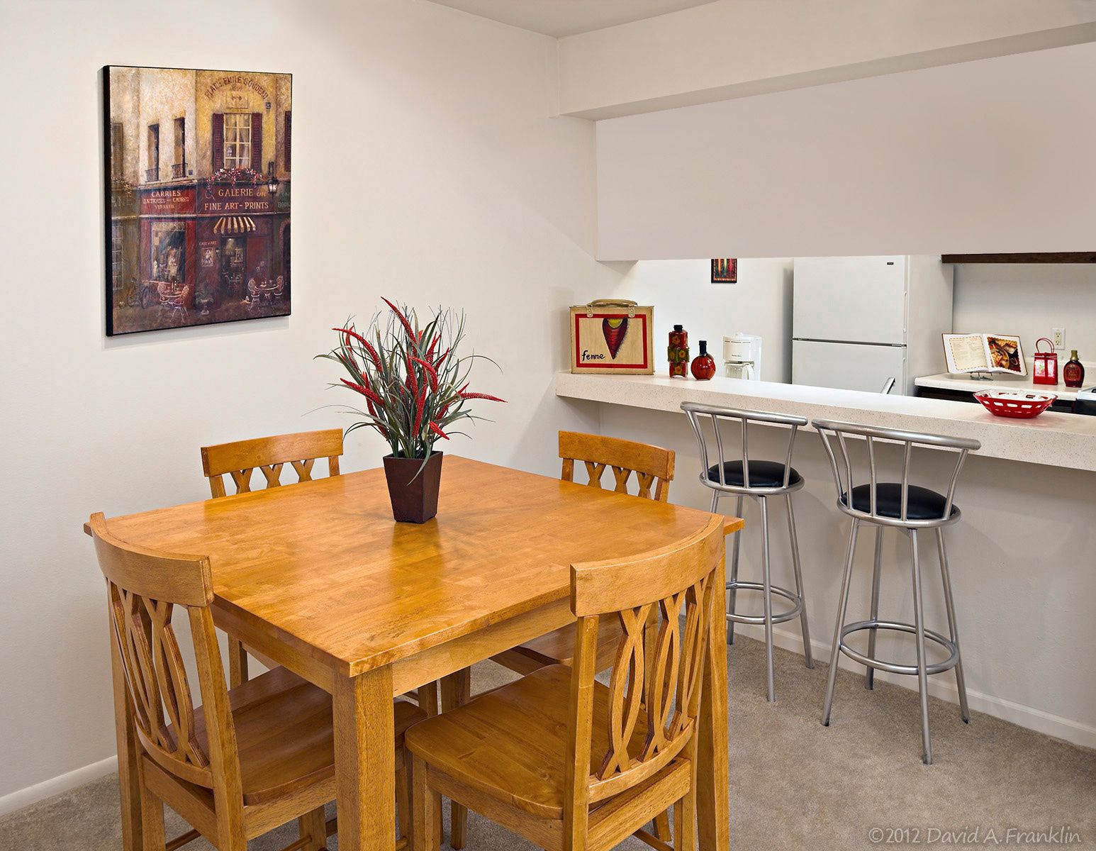 ApartmentComplex_Interior_HuntersRidge_Mid-sizedDiningAreaOffKitchen_IncludesSmallDiningBarWithKitchenView_LeaseBrochure
