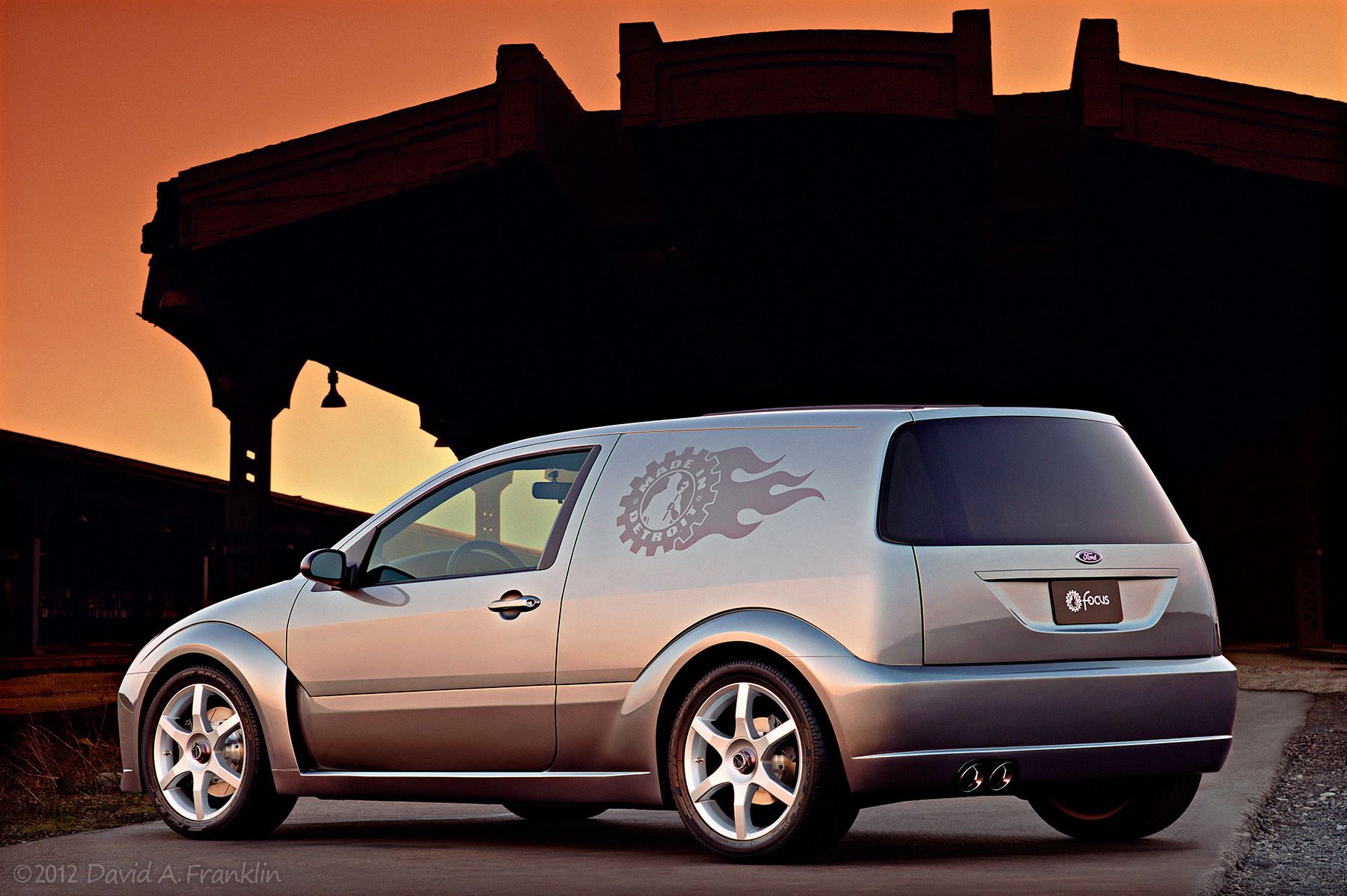 FordFocusVan_SteelGray_R34_TrainStationPlatform