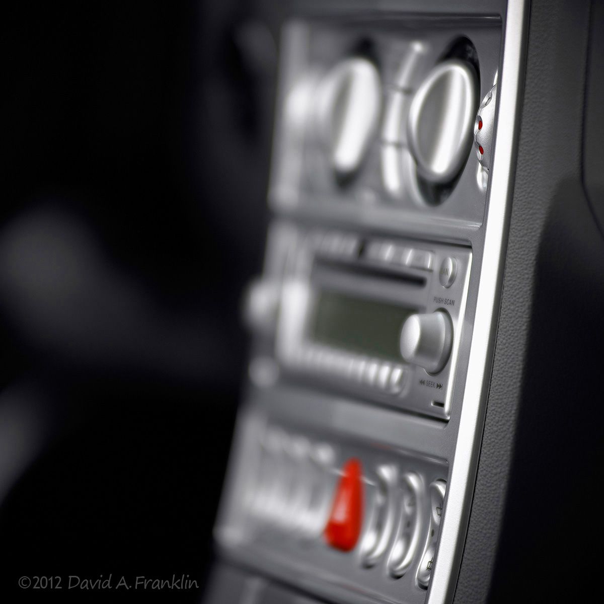 ChryslerCrossfireConvertible_ControlDialDetail_CenterStack_Studio