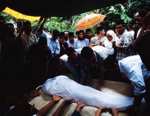 Burying the body of Professor Dayan Dawood, a rector of the prestigious Syiah Kuala University, who has supported demilitarization in Aceh since 1998.On September 6th, he was killed on his way home by unidentified gunmen.