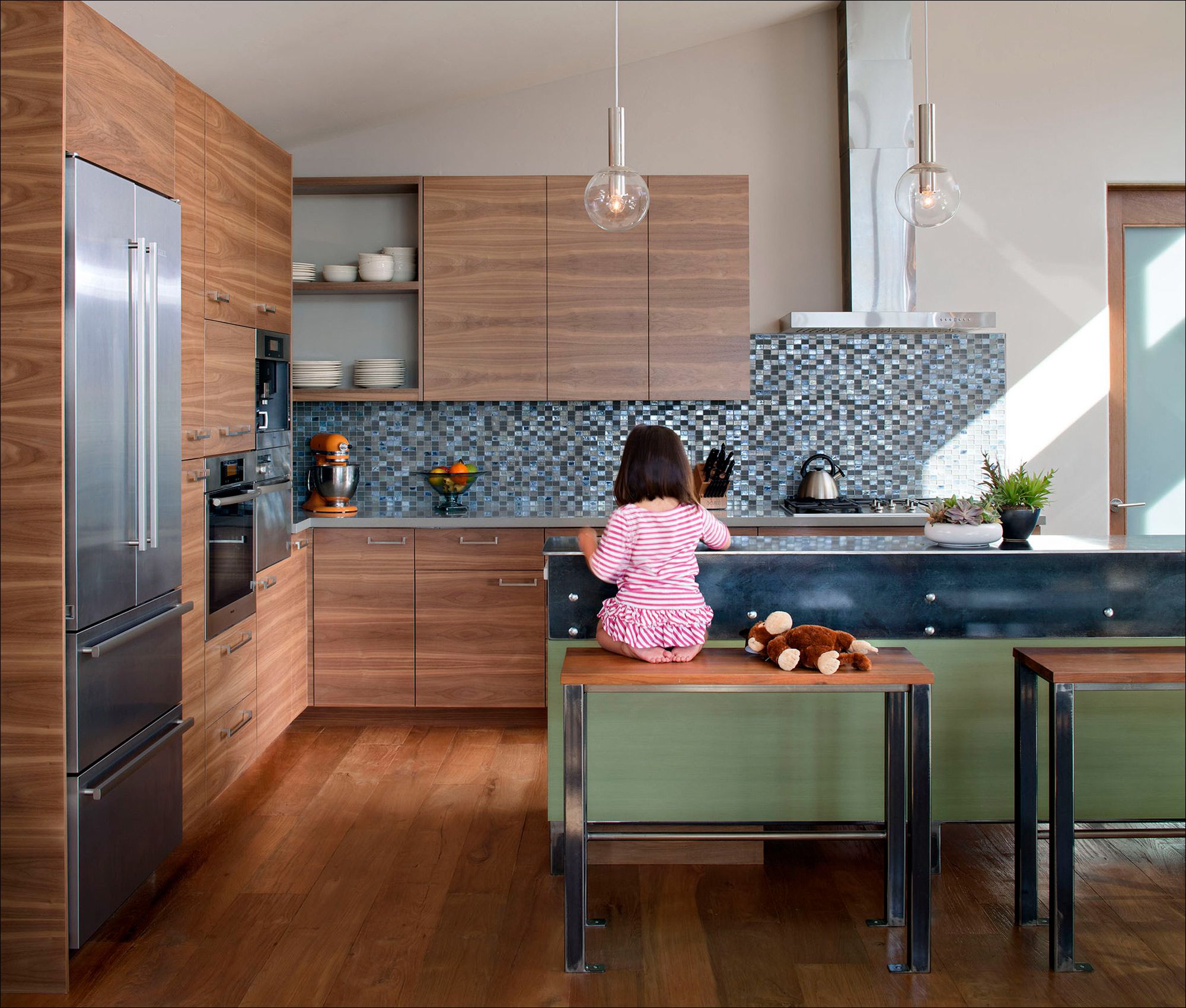 LUXE_SolanaBeach_Glasstile_Kitchen.jpg