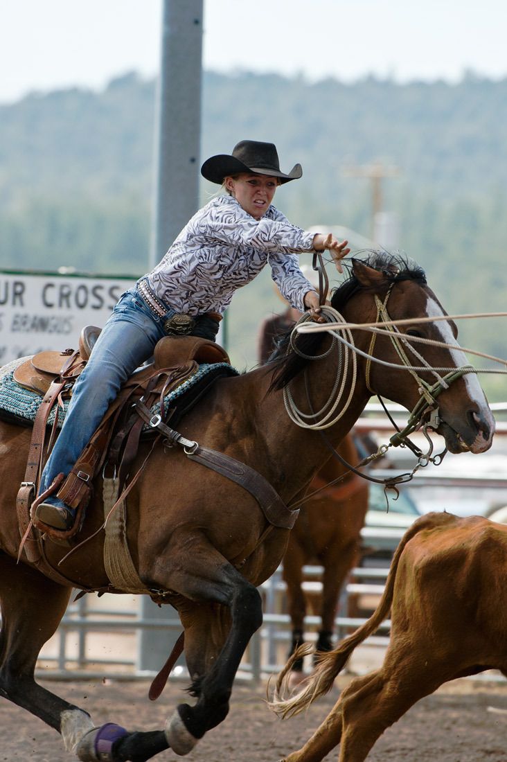 01603 Cowgirl Team Roper Throwing Rope