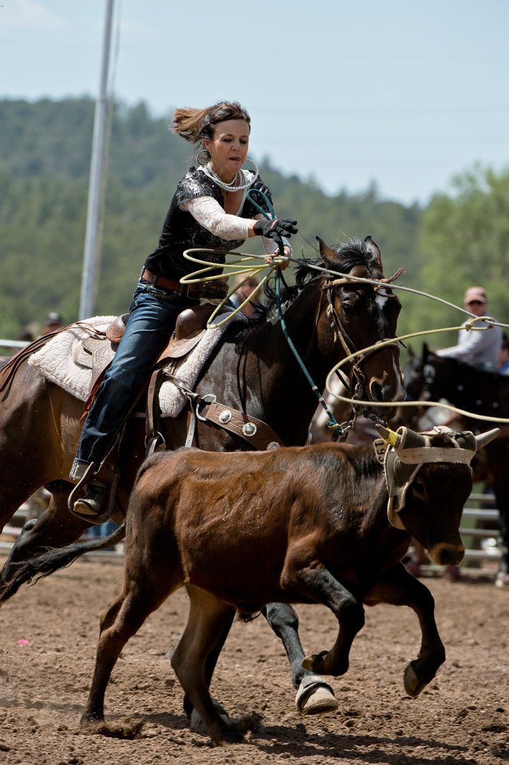 01600 Cowgirl Team Roper Throwing Rope