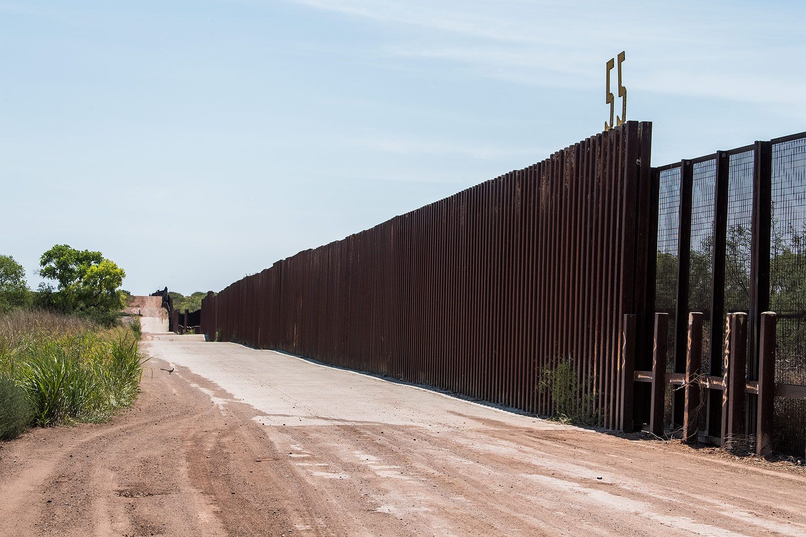 05351-Border-Wall-looking-East-to-margin-of-San-Pedro-River-floodplain-20190626_DSC7186-new.jpg