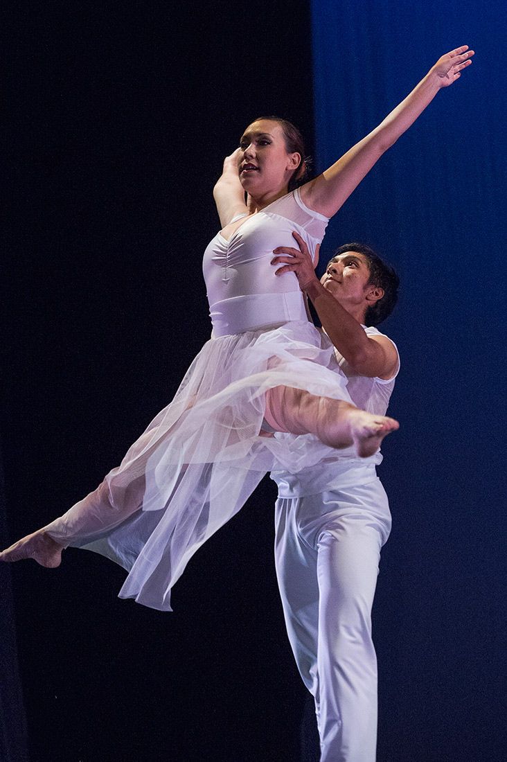102636_desert_dance_theatre_dance_couple_with_female_dancer_lifted_into_air_arizona_dance_festival_tempe_20151009_dsc7147_new.jpg