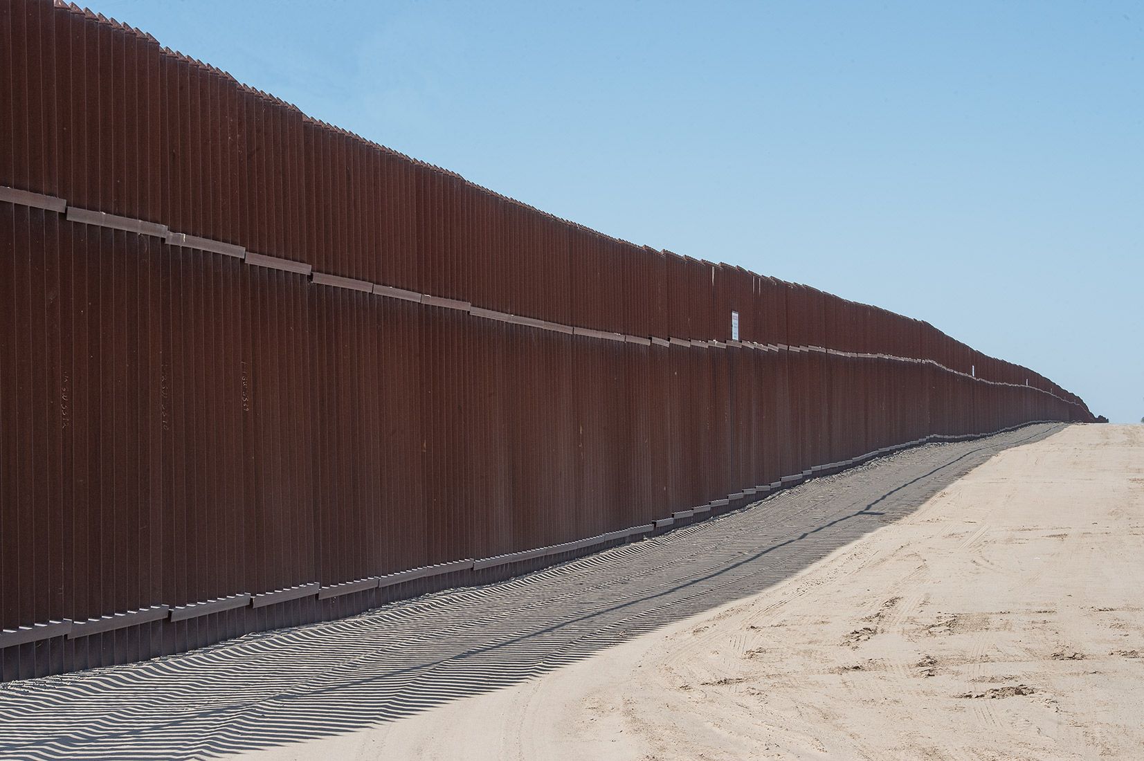 02861-Border-Wall-near-Gordons-Well-California-20160313_DSC9508-new.jpg