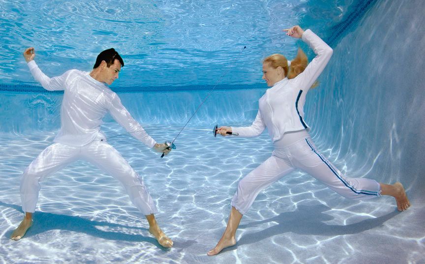 1man_and_woman_fencing_with_foils_underwater_72.jpg