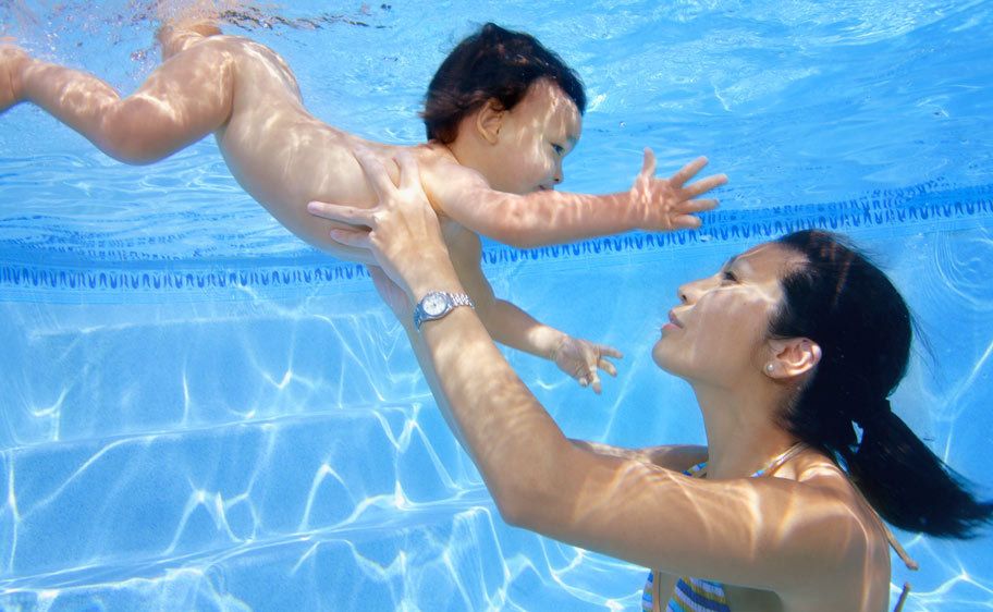 1Mother_with_her_baby_underwater_1.jpg