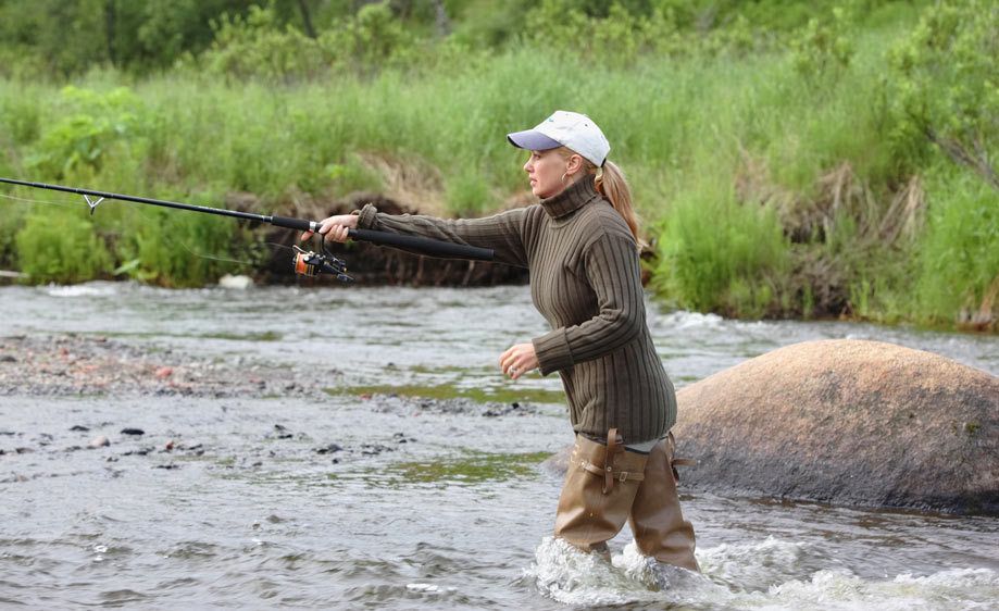 1Female_fisherman_casting_in_Alaskan_river.jpg
