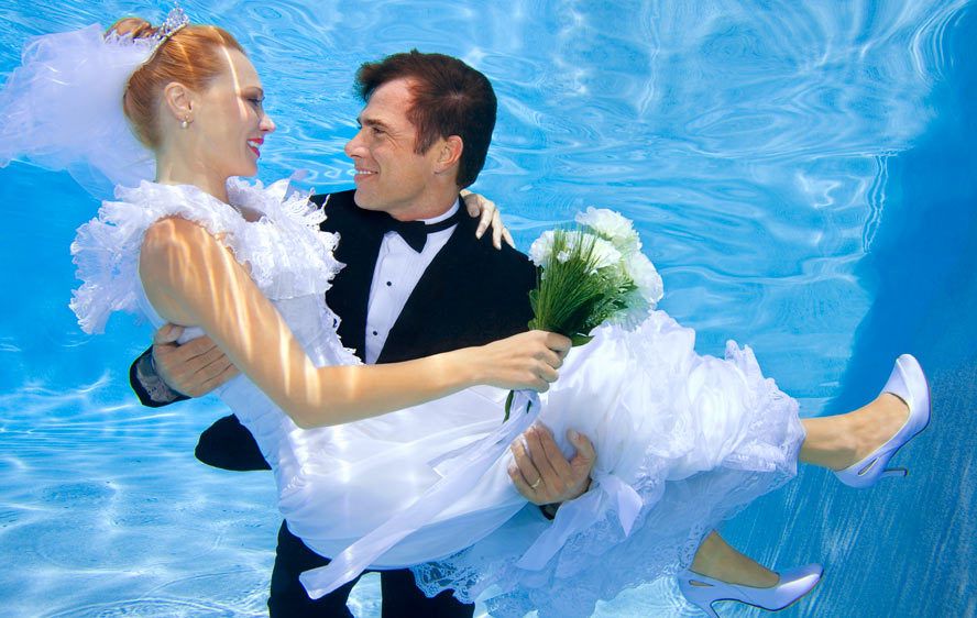 1Groom_carries_his_bride_underwater.jpg