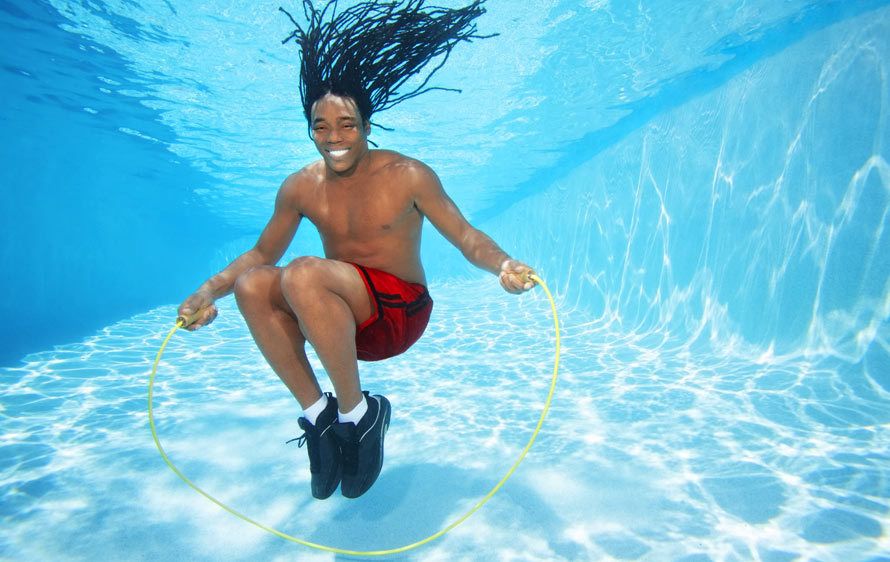 1Man_jumping_rope_underwater.jpg