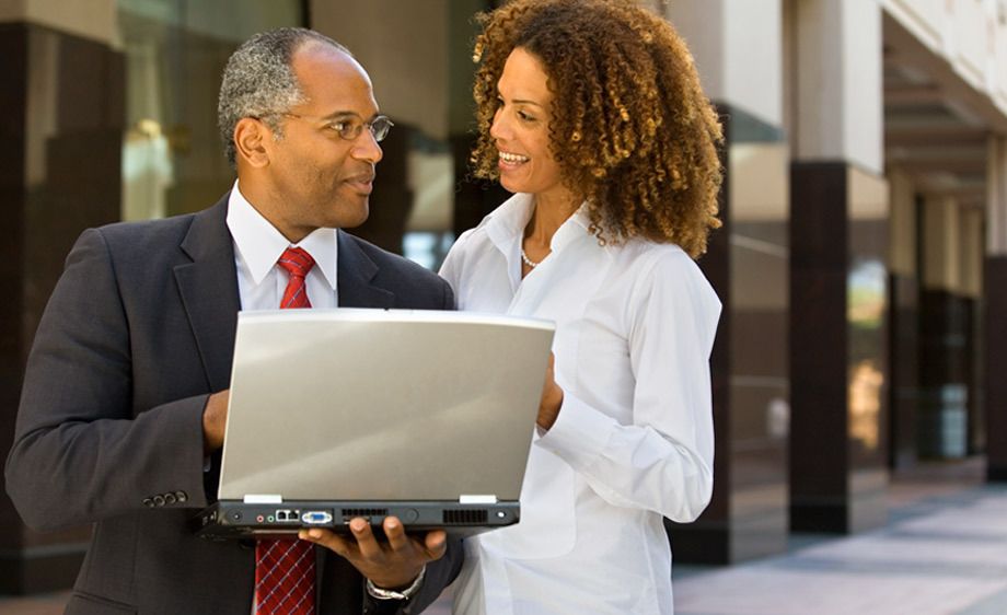 1Businessman_and_woman_on_a_laptop_outdoors.jpg