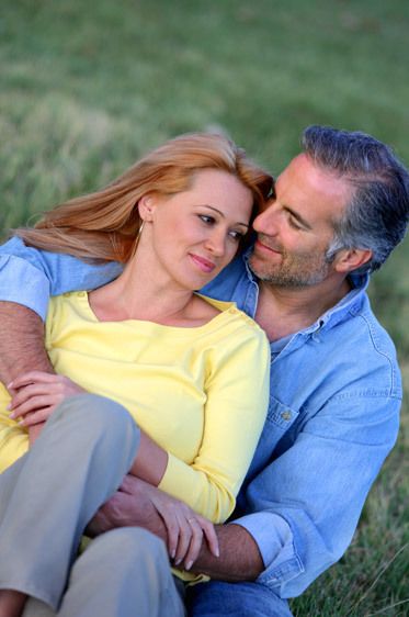1Romantic_couple_sitting_in_a_grass_field.jpg