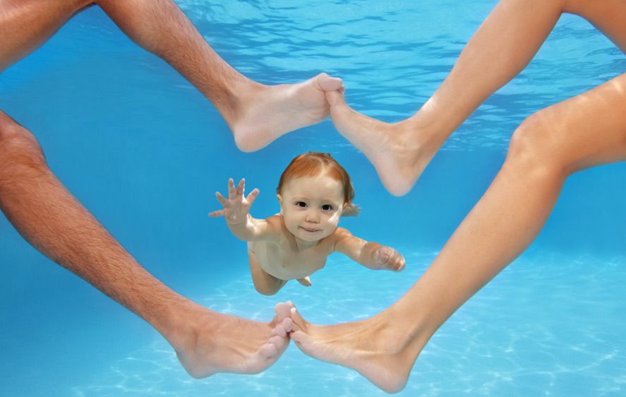 1Baby_swiming_between_parents_legs.jpg