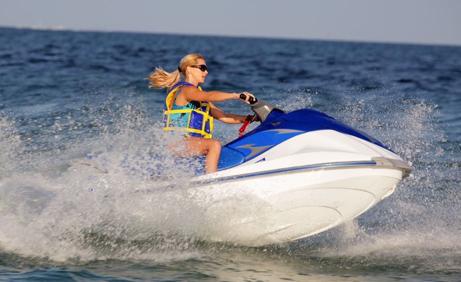 1Blond_girl_driving_a_jet_ski.jpg