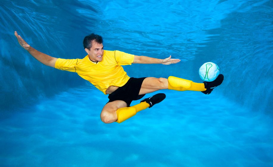 1Underwater_socer_player_kicking_a_ball.jpg