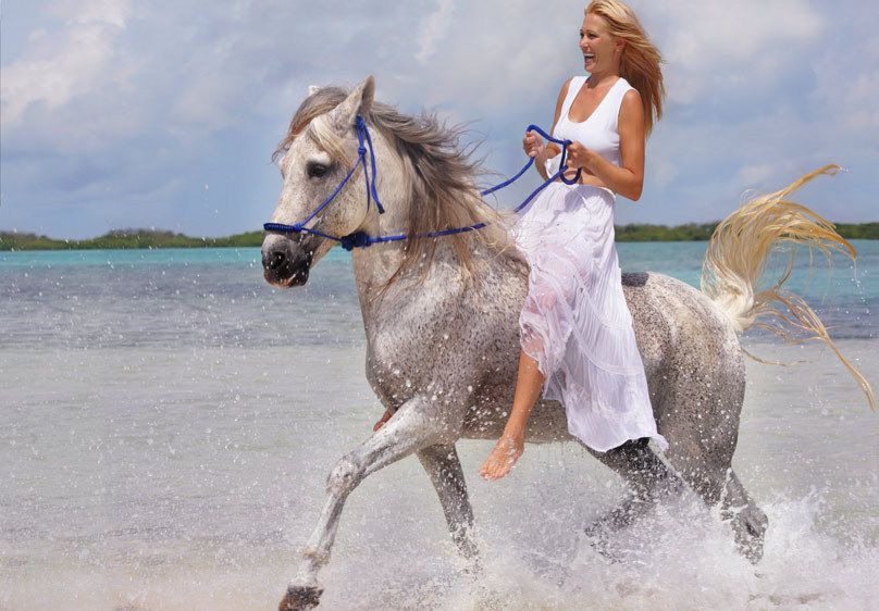 1Girl_Riding_horse_bareback_on_the_beach.jpg