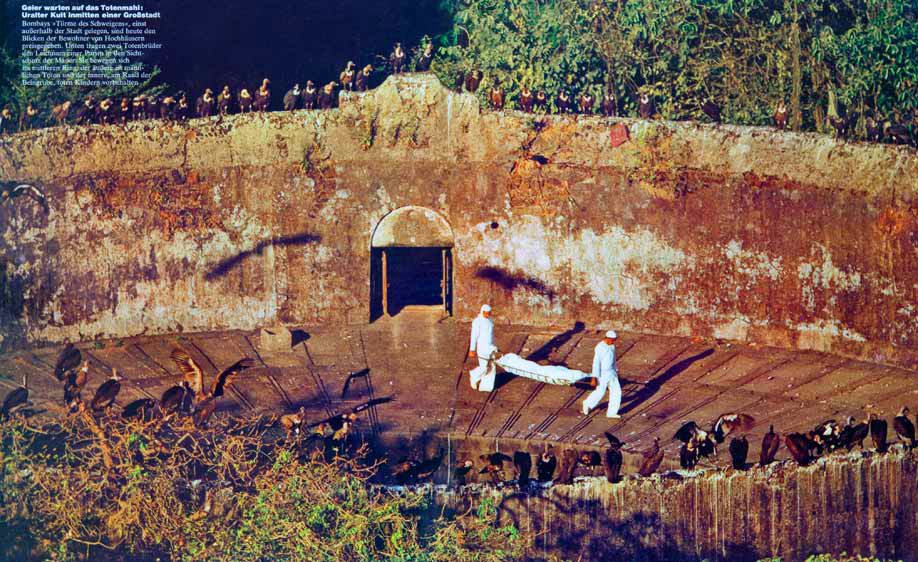 1Dead_body_being_carried_into_a_Tower_of_Silence__Bombay_India.jpg