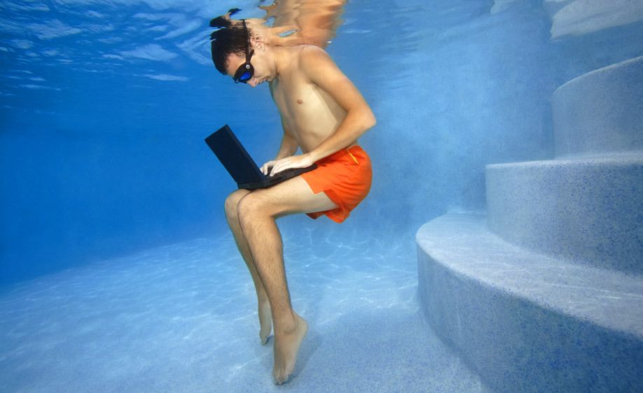 1Man_working_on_laptop_underwater.jpg